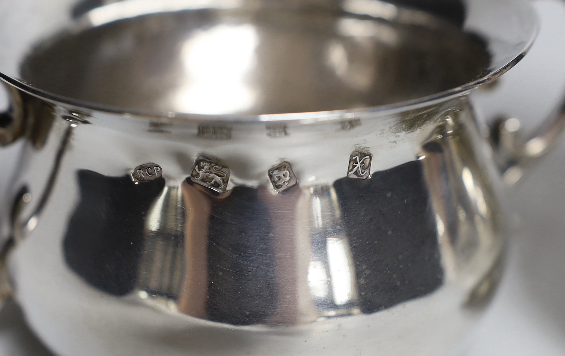 An Elizabeth II silver sugar bowl and a cream jug, by Rodney Clive Pettit, London, 1997, jug height 15cm, 20.2oz.